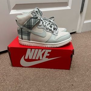 Nike Dunk High SE 5.5 Y SUMMIT WHITE/LIGHT SILVER. 5.5 YOUTH. NEW NEVER WORN